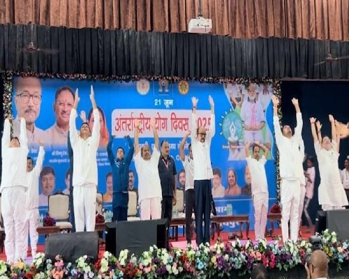 अंतरराष्ट्रीय योग दिवस : राज्यपाल डेका से लेकर डिप्टी सीएम, मंत्री, विधायक, सांसद ने किया योगाभ्यास, देखिए तस्वीरों में एक झलक…