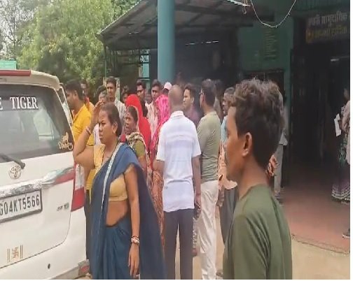 प्रसूता की मौत पर परिजनों ने अस्पताल में मचाया हंगामा, डॉक्टर की अनुपस्थिति में वार्ड ब्वॉय ने लगाया इंजेक्शन