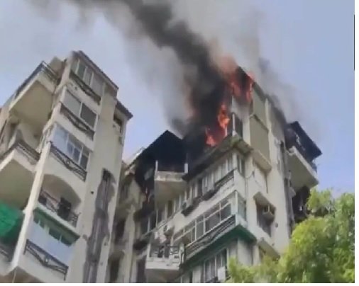 दिल्ली के एक अपार्टमेंट में भीषण आग, दूर तक उठीं ऊंची लपटें, बिल्डिंग से कूदने के कारण पिता समेत दो बच्चों की मौत