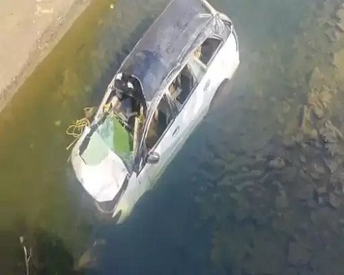 CG NEWS – पुल से नहर में गिरी कार, पुलिस मौके पर