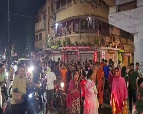 CG – घर उजाड़ने की नोटिस पर आधी रात लोगों ने किया कलेक्ट्रेट का घेराव