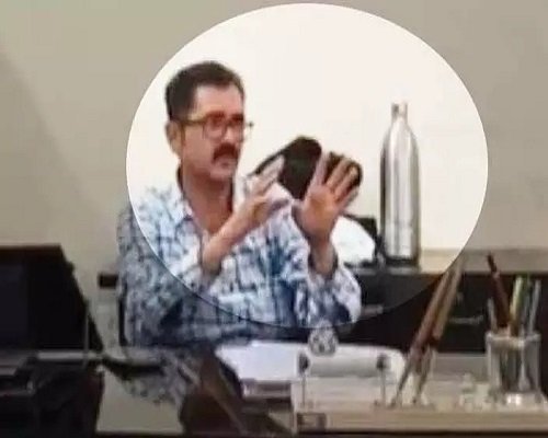 रायपुर – नशे में धुत शिक्षा विभाग के सहायक संचालक का वीडियो वायरल, शिक्षकों-पुलिस से की गाली-गलौज