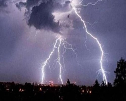 बच्चे बारिश से बचने खड़े हुए पेड़ के नीचे, गाज गिरने से एक की मौत