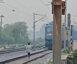 रेल पटरी पर स्टंटबाजी: जानलेवा रील बनाते युवक का वीडियो सोशल मीडिया पर वायरल
